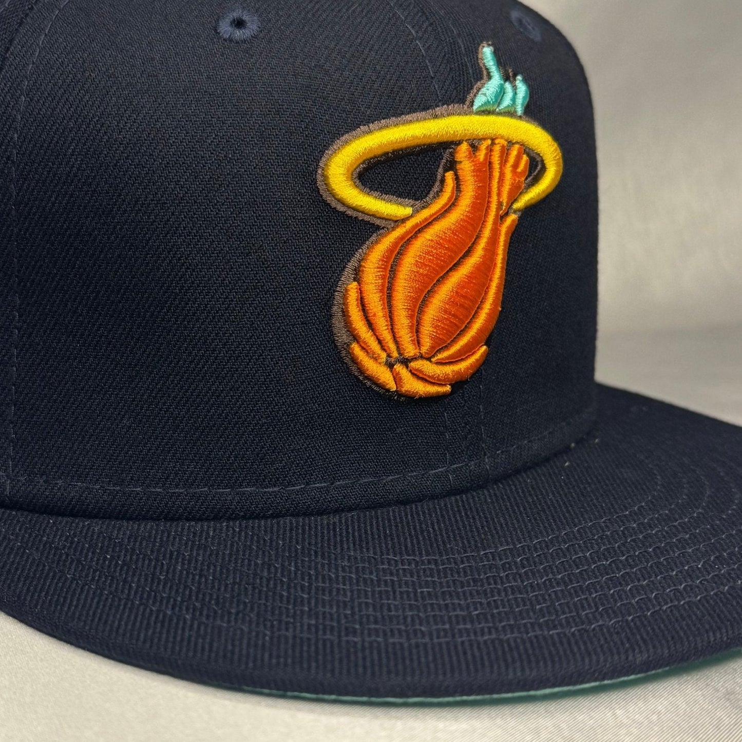 New Era 59FIFTY Miami Heat Fitted 7 3/8 - ExclusiveCrowns