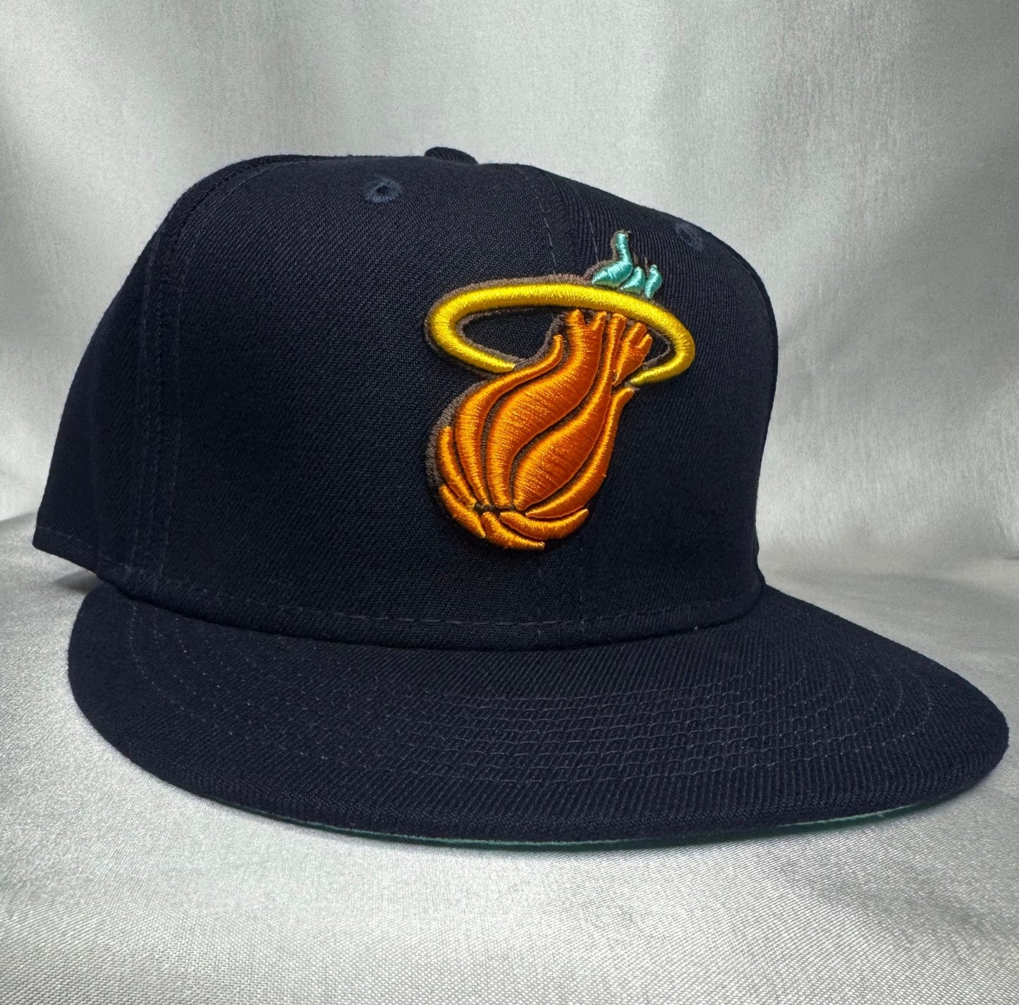 New Era 59FIFTY Miami Heat Fitted 7 3/8 - ExclusiveCrowns