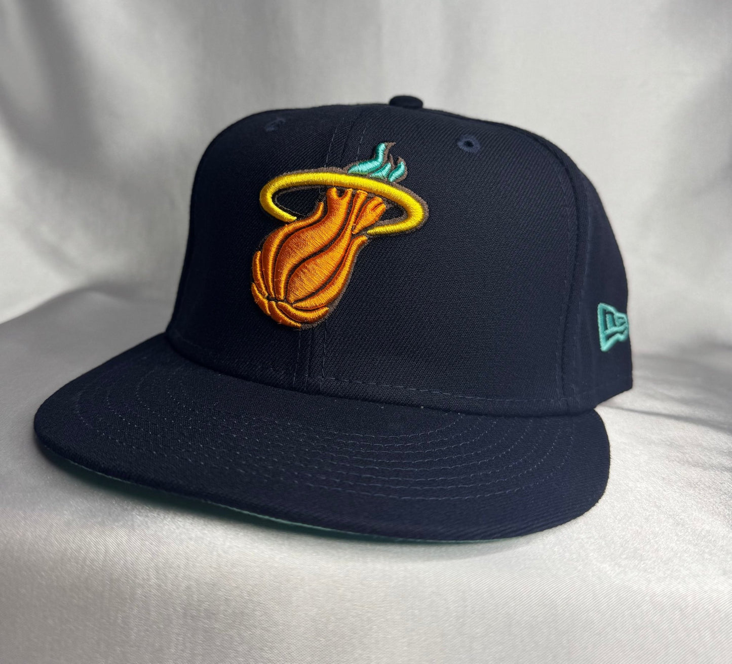 New Era 59FIFTY Miami Heat Fitted 7 3/8 - ExclusiveCrowns