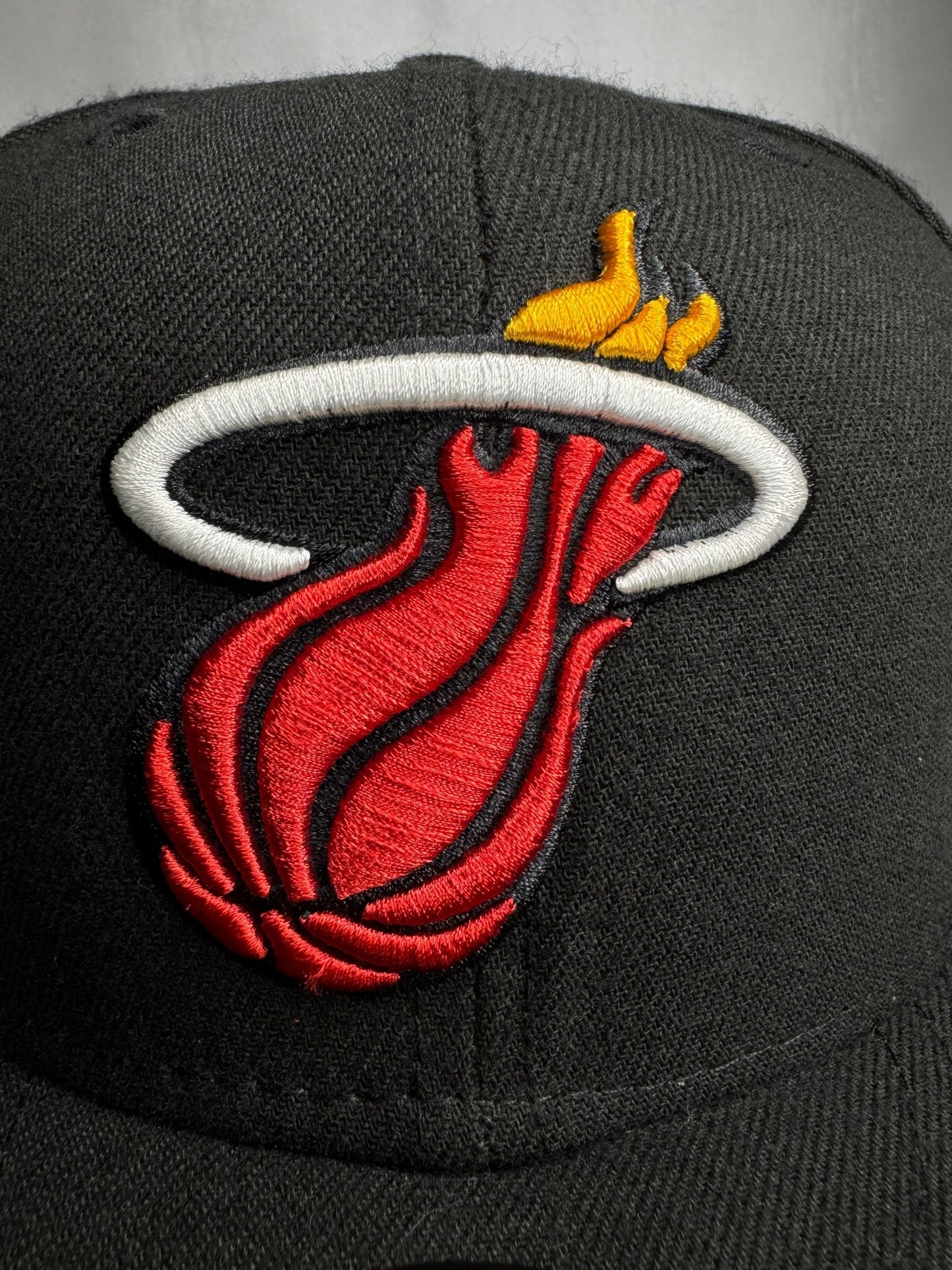 New Era 59FIFTY Miami Heat Fitted 7 3/8 - ExclusiveCrowns