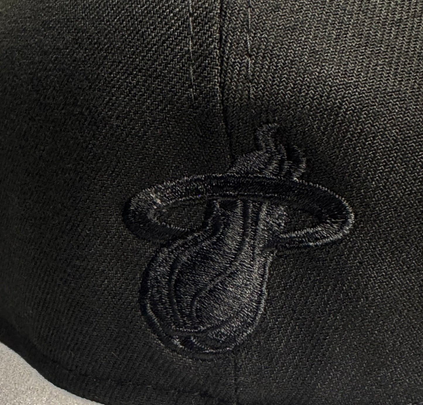 New Era 59FIFTY Miami Heat Fitted 7 3/8 - ExclusiveCrowns