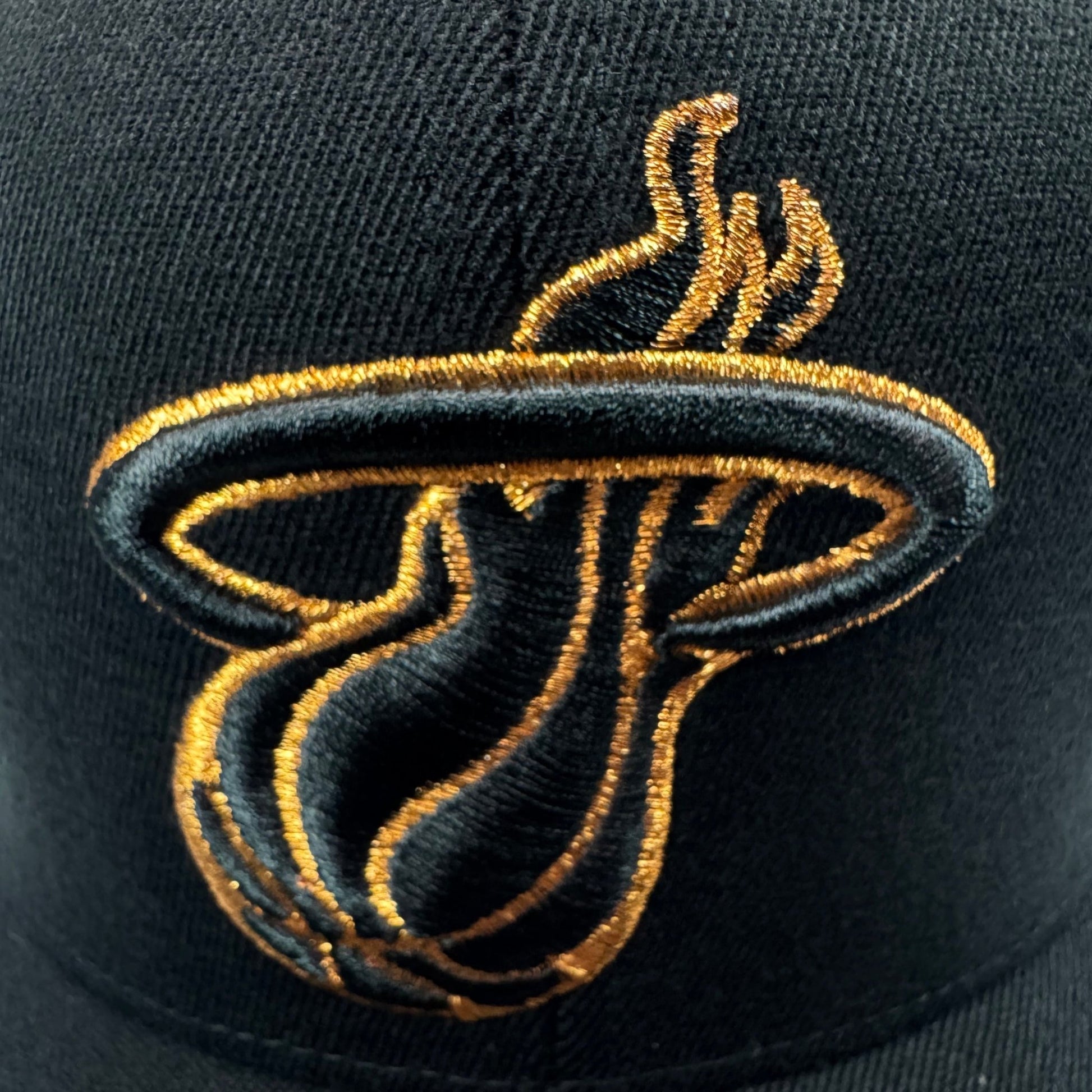 Mitchell & Ness Miami Heat Cooper Logo Red Line - ExclusiveCrowns