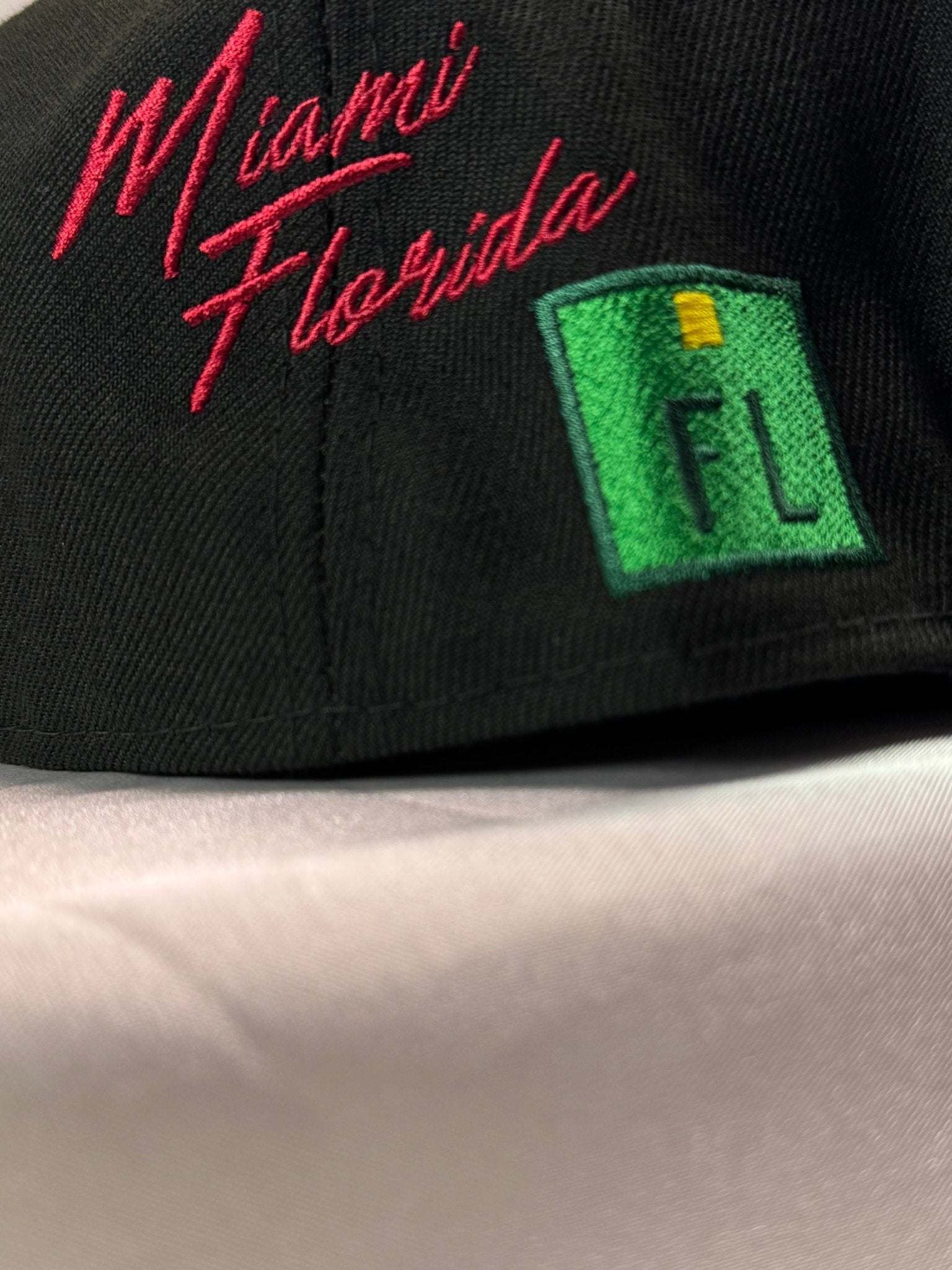 New Era 59FIFTY Miami Heat Fitted 7 3/8 - ExclusiveCrowns