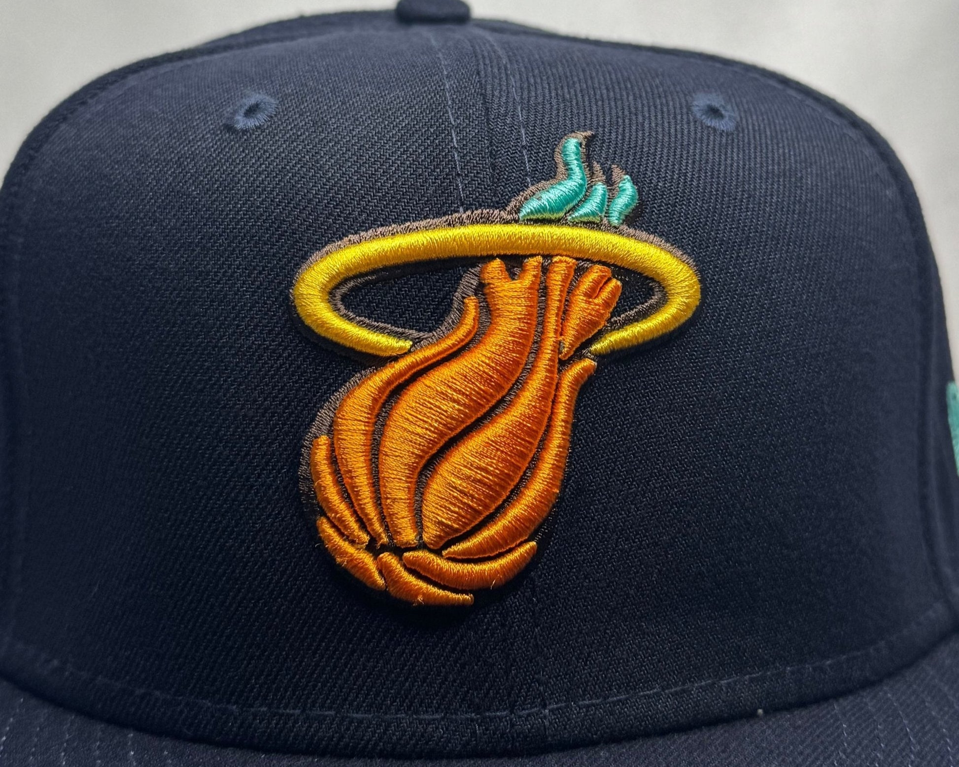 New Era 59FIFTY Miami Heat Fitted 7 3/8 - ExclusiveCrowns