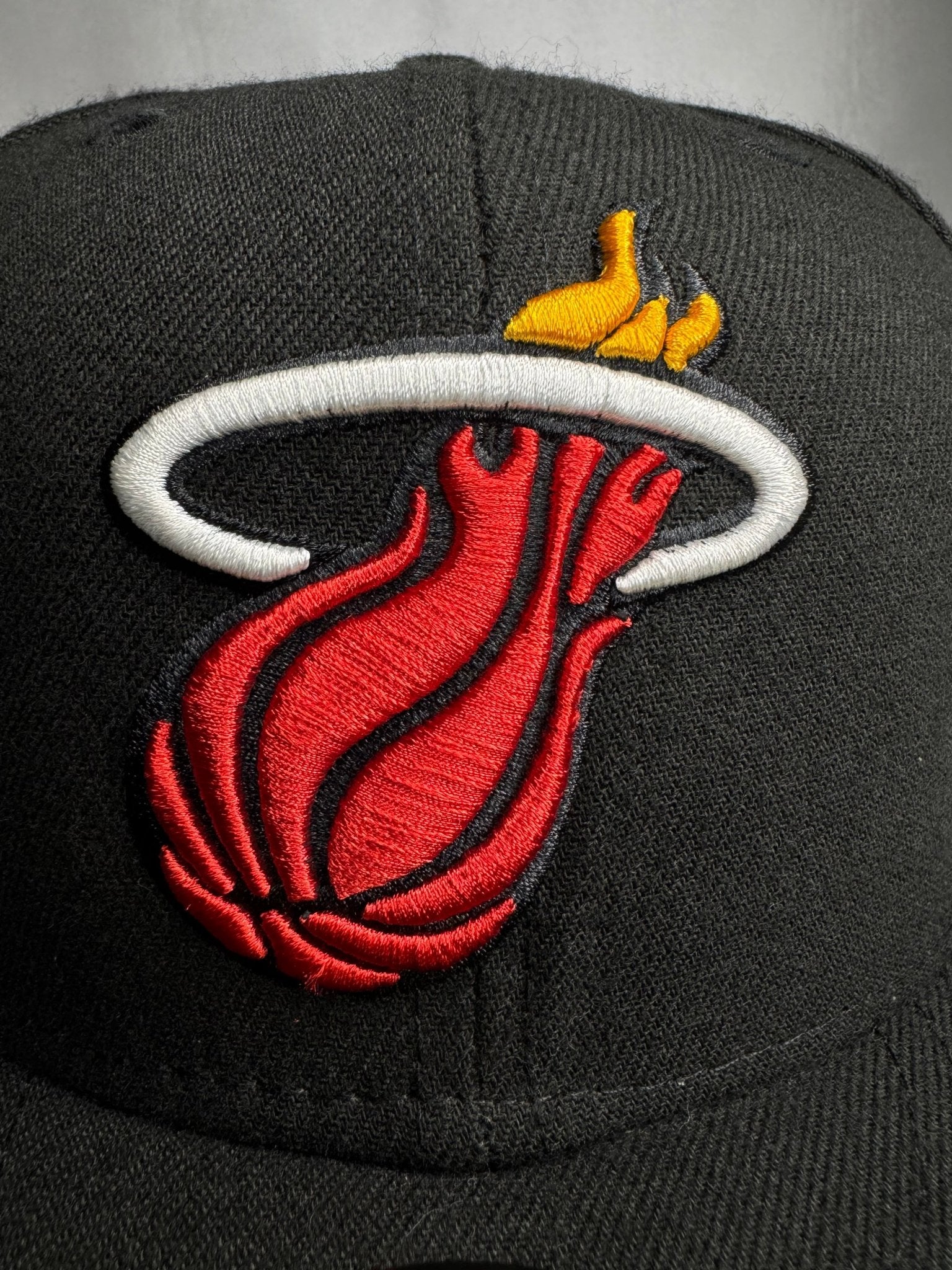 New Era 59FIFTY Miami Heat Fitted 7 3/8 - ExclusiveCrowns