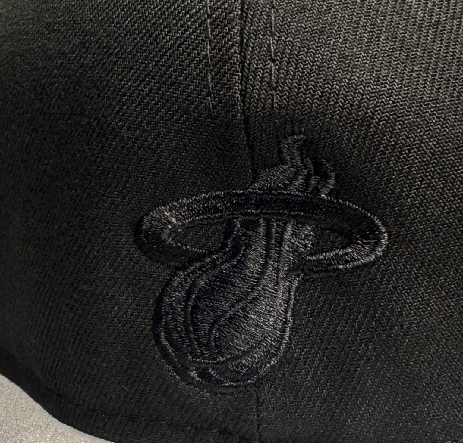 New Era 59FIFTY Miami Heat Fitted 7 3/8 - ExclusiveCrowns